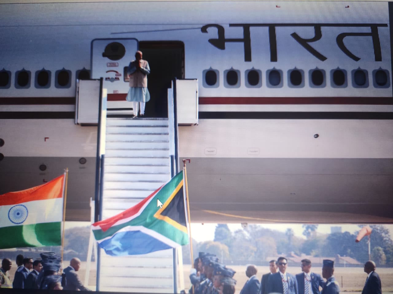 प्रधानमंत्री नरेन्द्र मोदी ब्रिक्स की बैठक में हिस्सा लेने दक्षिण अफ्रीका के जोहान्सबर्ग पहुंचे